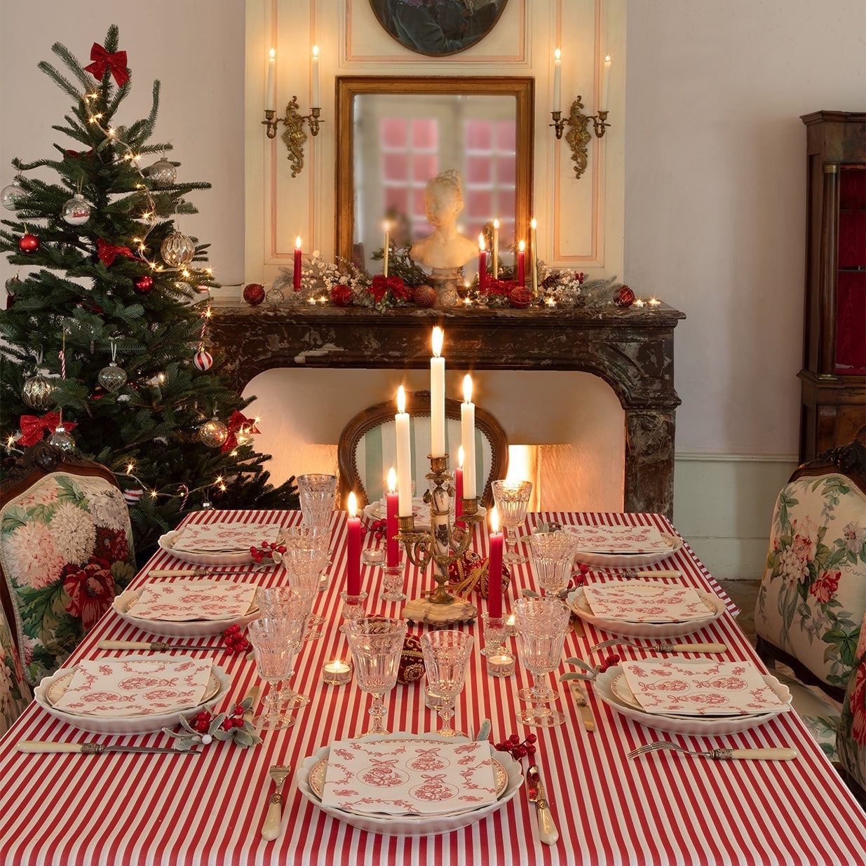 Eclectic Françoise Paviot Boule Baroque airlaid napkins with red festive bauble print on a holiday dinner table