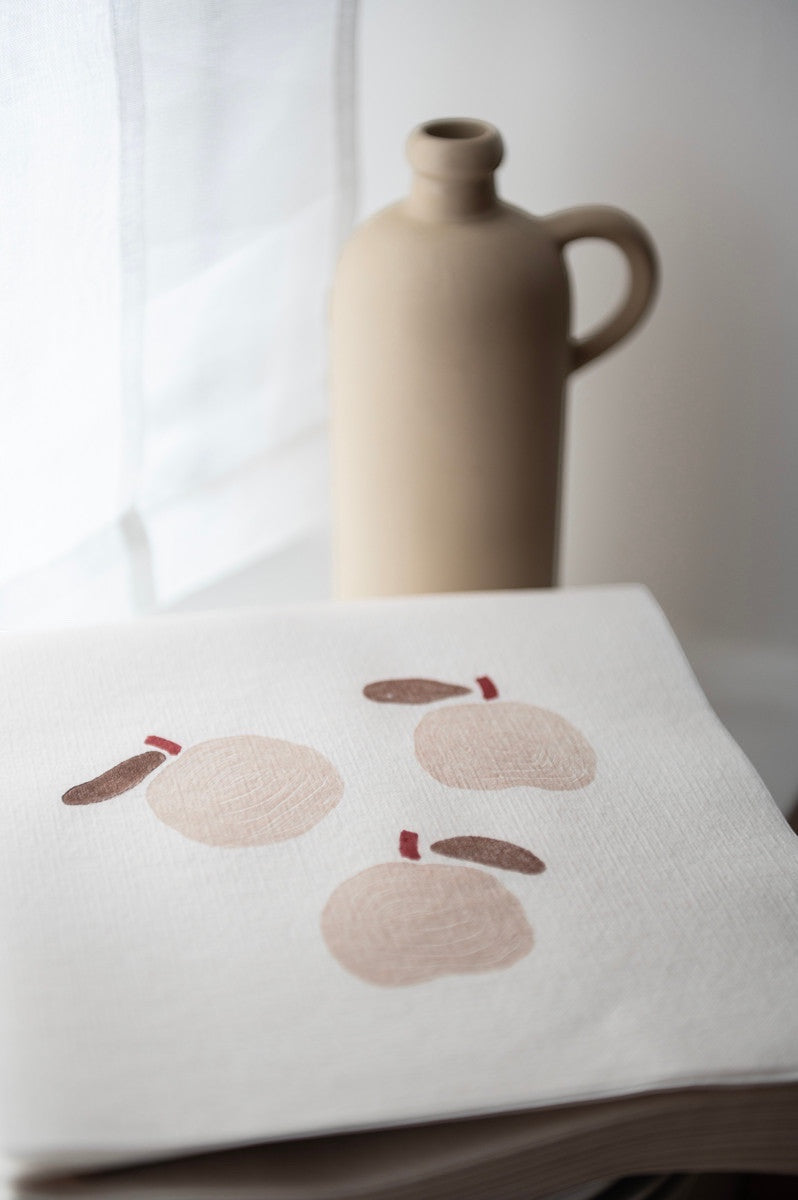 Eclectic Françoise Paviot Pomme dinner napkins featuring a minimalist apple motif on soft neutral airlaid material.