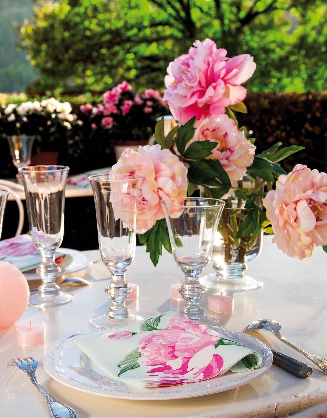 Eclectic Pivoine dinner napkin with pink peony motif on a white plate, styled for an elegant outdoor table setting.
